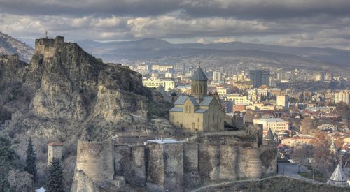 Tbilisi, na pierwszym planie forteca Narikala i kościół św. Mikołaja