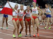 Polki (od lewej): Małgorzata Hołub, Justyna Święty, Aleksandra Gaworska i Iga Baumgart, cieszą się z brązowego medalu po finałowym biegu sztafetowym 4x400 m kobiet podczas lekkoatletycznych mistrzostw świata w Londynie