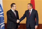 Szef MSZ Serbii Iwica Daczić i szef MSZ Białorusi Uładzimir Makiej podczas spotkania w Mińsku 21 lipca