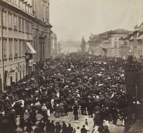 Procesja w święto Bożego Ciała na Krakowskim Przedmieściu w Warszawie - fotografa Karola Beyera z 1861 roku. Wikimedia Commons/domena publiczna