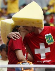 Kibice Szwajcarii zaprezentowali ciekawe stroje podczas meczu z Hondurasem