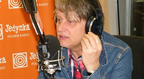 Andrzej Adamiak jest kompozytorem, autorem tekstów, producent, wokalistą i gitarzystą basowym