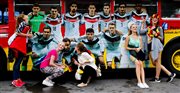 Pamiątkowe zdjęcie Niemek z podobiznami piłkarzy, naklejonymi na miejskim autobusie
