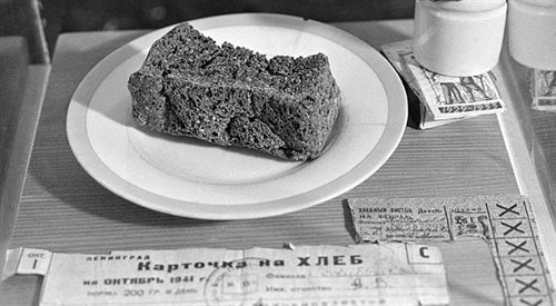Kawałek chleba wypieczonego podczas blokady Leningradu. Ekspozycja w Muzeum Chleba w Sankt Petersburgu
