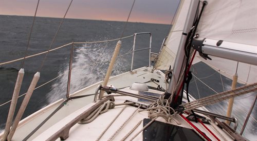 Widok dziobu jachtu prującego fale to synonim wolności i radości życia dla wielu pasjonatów żeglarstwa