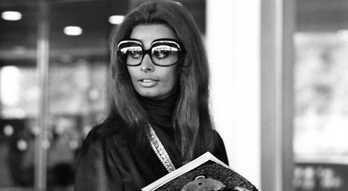 Wszędzie, gdzie się pojawiała, Sophia Loren wzbudzała sensację. Na zdjęciu: na lotnisku w Genewie w 1970 roku
