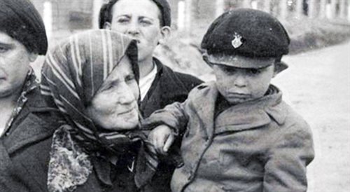Nieznana z imienia i nazwiska kobieta z dzieckiem - matki z dziećmi były zabijane od razu po przyjeździe do obozu Auschwitz-Birkenau