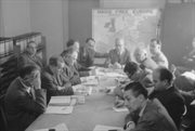 Konferencja programowa z kierownikiem amerykańskim. Za stołem od lewej: drugi Wiktor Trościanko, Kazimierz Wierzbiański i Tadeusz Zawadzki-Żenczykowski.