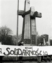 Protest w Poznaniu pod pomnikiem ku czci zabitych w 1956 roku robotników