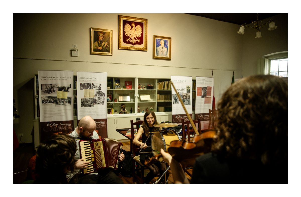 Polscy badacze grają muzykę w Casa da Cultura Polônia Brasil 
