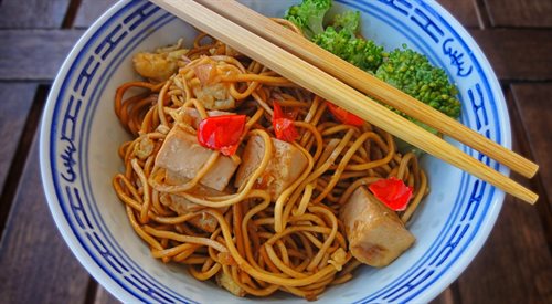 Kuchnia wietnamska to ryż, surówki oraz makarony - fasolowy, ryżowy, sojowy, maniokowy, które je się pałeczkami na śniadanie, obiad i kolację
