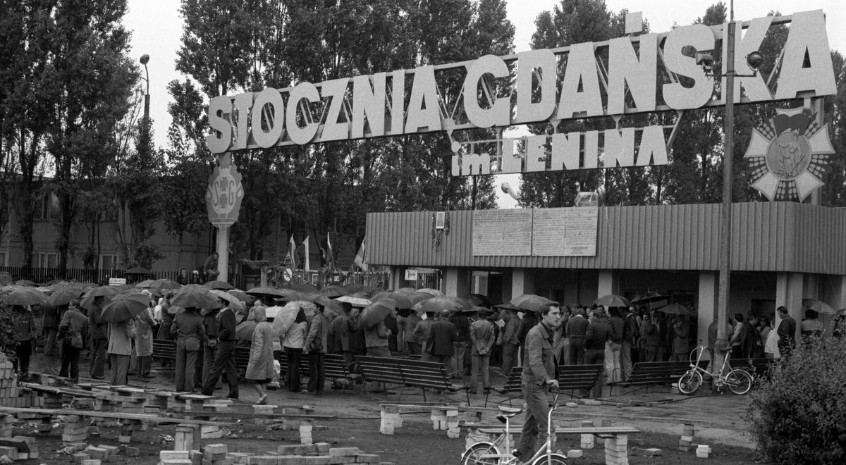 Strajk w Stoczni Gdańskiej im. Lenina rozpoczął się 14 sierpnia 1980 roku. Kilka dni później do miasta przybyła ekipa filmowa, aby uwiecznić te historyczne wydarzenia. Ich praca zaowocowała dokumentem Robotnicy 80.