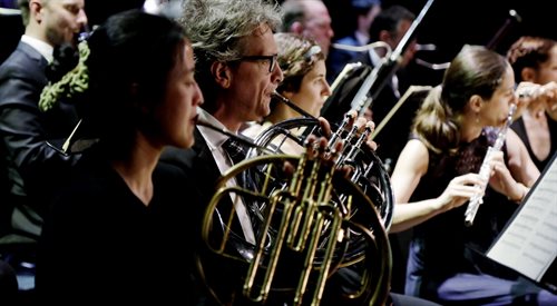 Orkiestra Les Sicles podczas występu pod batutą Francois-Xaviera Rotha