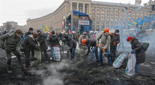 Protestujący porządkują plac Niepodległości