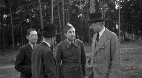 Brytyjska misja wojskowa w Coetquidan. Widoczni cywilni goście i por. Zbigniew Korfanty. Z lewej Józef Retinger (1940).