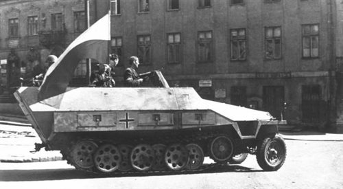 Niemiecki transporter opancerzony SdKfz 251 zdobyty przez powstańców z VIII zgrupowania Krybar przy Alei Na Skarpie
