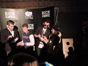 Youtuberzy z fanami podczas finałowej imprezy Rich Tour w Warszawie. Autograf otrzymała także reporterka Czwórki Justyna Tylczyńska