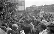 Mieszkańcy Gdańska zgromadzeni pod Bramą nr 2 stoczni. Sierpień 1980
