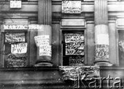 Transparenty wywieszone przez strajkujących studentów z okien budynków Politechniki Warszawskiej. Wśród haseł m.in. 