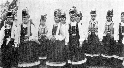 W 1975 roku Grażyna Dąbrowska napisała i wyreżyserowała wespół z ludowymi wykonawcami widowisko obrzędowe Wesele kurpiowskie. Na zdjęciu dziewczęta kurpiowskie w strojach odświętnych (zdjęci iustracyjne)