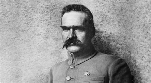 Nawet Józef Piłsudski nie stronił od praktyk okultystycznych. Podczas zesłania na Syberii udał się do wróżki, To przepowiedziała mu, że zostanie carem i przerażona uciekła. Jako dyktator chętnie wracał wspomnieniami do tego zdarzenia.
