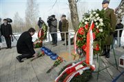 Gubernator Obwodu Smoleńskiego Aleksiej Ostrowski składa kwiaty podczas uroczystości upamiętniających ofiary katastrofy rządowego samolotu Tu-154 w Smoleńsku