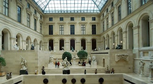 Muzeum Luwr w Paryżu, zdjęcie z 2004 roku