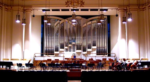 Głównym elementem wystroju sali koncertowej Filharmonii Krakowskiej są organy wybudowane w 1996 roku