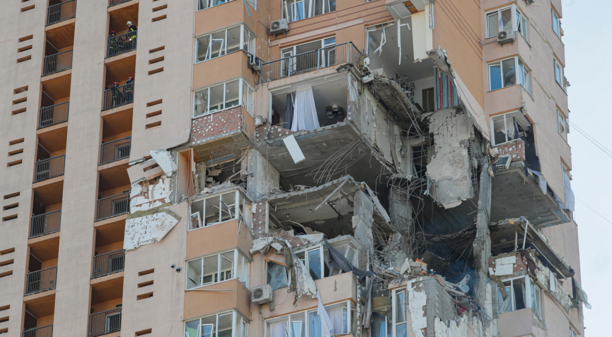 Ostrzelany 26 lutego 2022 budynek w Kijowie, fot. PAP/EPA/SERGEY DOLZHENKO 