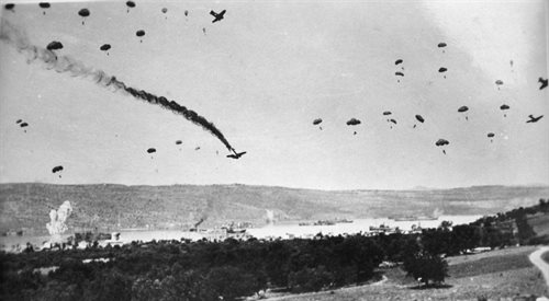 Niemieccy spadochroniarze lądują na Krecie 20 maja 1941, fot. Wikimedia CommonsCC-BY-SA-3.0Arthur Conry