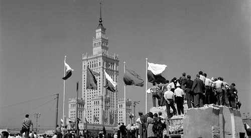 W 1955 roku w zburzonym centrum Warszawy stanął Pałac Kultury. Nie wzbudził on entuzjazmu Marii Dąbrowskiej