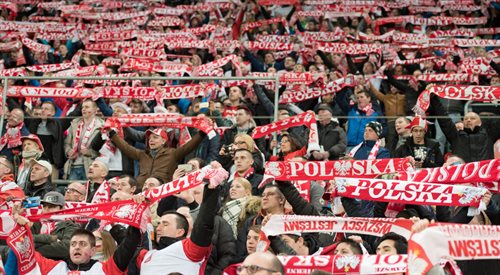 Polscy kibice śpiewają hymn narodowy