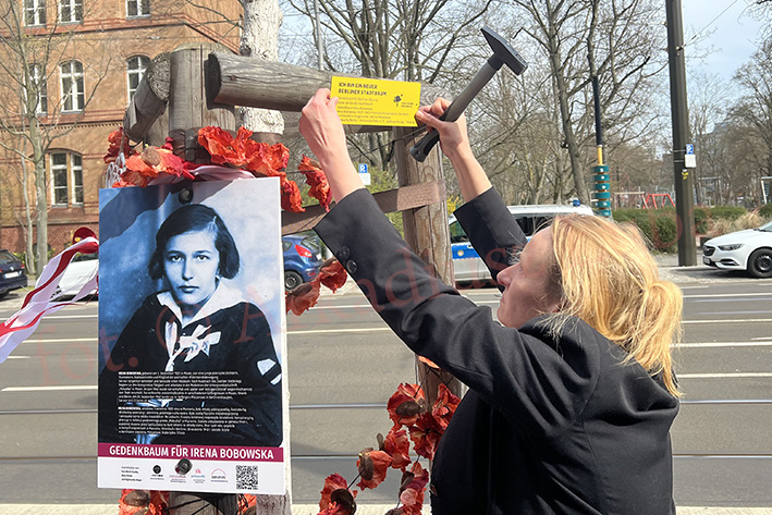Initiatorin Anna Krenz bringt die offizielle Tafel der Stdtebume fr Berlin an dem Irena-Bobowska-Baum