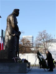 Prezes PiS Jarosław Kaczyński złożył kwiaty pod pomnikiem marszałka Józefa Piłsudskiego przy Belwederze w ramach Społecznych Obchodów Święta Niepodległości organizowanych przez Prawo i Sprawiedliwość