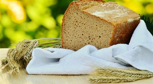 W starożytnej Grecji znano około 50 przepisów na różnego rodzaju chleby, w średniowieczu piekarze wypiekali 9 głównych rodzajów chleba. W Polsce popularne są trzy gatunki