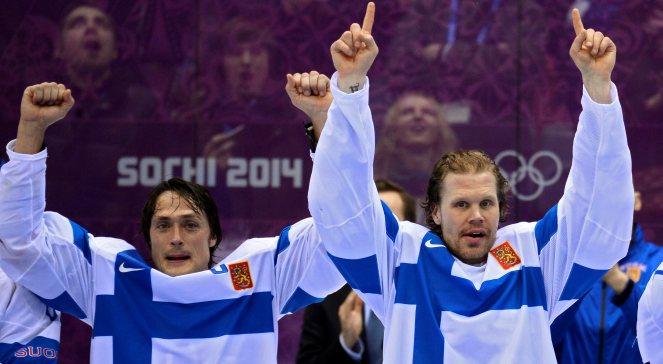 Fińscy hokeiści (od lewej): Teemu Selanne i Olli Jokinen cieszą się z brązowego medalu