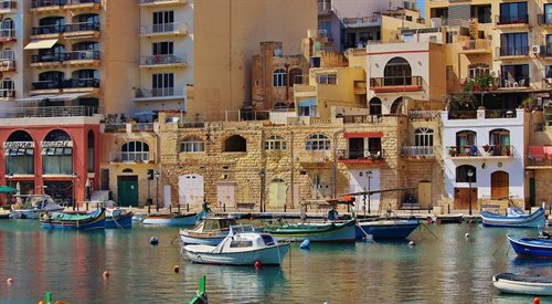 Malta ma tylko 33 km kwadratowe, ale oferuje turystom i zabytki, i piękne plaże oraz fantastyczne miejsca do uprawiania sportów wodnych