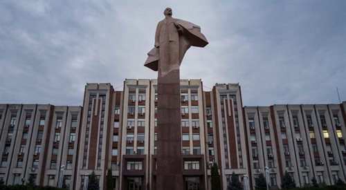Tyraspol, stolica Naddniestrza. Pomnik Lenina przed budynkiem miejscowego parlamentu