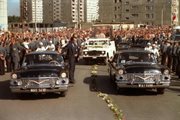 Ojciec Święty w papamobile przejeżdża ulicami miasta. Kraków, 22.06.1983