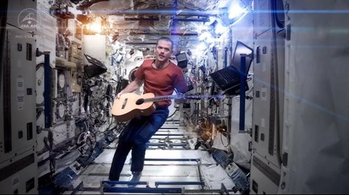 Chris Hadfield śpiewa Space oddity
