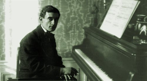 Maurice Ravel przy fortepianie. Fotografia z 1914 r.