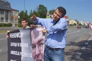 Manifestację zorganizowała fundacja Wolność i Demokracja (prezes WiD Tomasz Pisula, z prawej w niebieskiej koszuli), przy wsparciu 