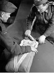 Żołnierze podczas składania i sprawdzania spadochronów. Wielka Brytania, 1944