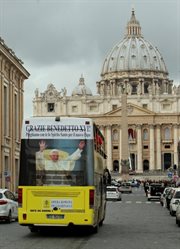 Podziękowania dla Benedykta XVI na autokarze przy Placu św. Piotra w Watykanie.