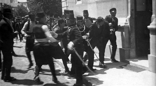 Pojmanie Gavrilo Principa tuż po zamachu na arcyksięcia Ferdynanda w Sarajewie