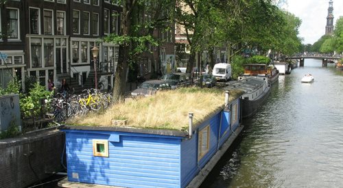 Barki mieszkalne i pływające domy to dość częsty widok w Amsterdamie