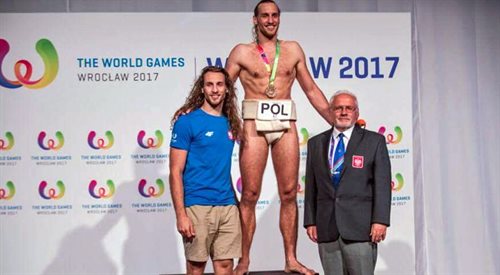 Paweł Wojda na podium The World Games w towarzystwie brata bliźniaka - Tomasza i taty trenera - Andrzeja.