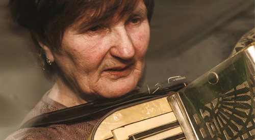 Wiesława Gromadzka od lat 60. XX w. wraz ojcem, skrzypkiem Stefanem Kołazińskim (zmarłym w 2010 r.), tworzyli rodzinną kapelę, która należała do wziętych grup weselnych.Szczególne uznanie budziła jako kobieta harmonistka