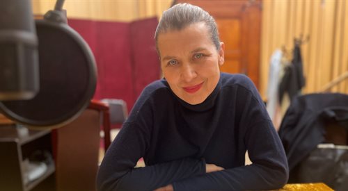 Katarzyna Herman podczas lektury książki Świt jednorożców Anny Onichimowskiej