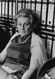 Aleksandra Stypułkowska (pseud. Jadwiga Mieczkowska) - publicystka, prawnik. W Rozgłośni Polskiej Radia Wolna Europa w latach 1952-1972.